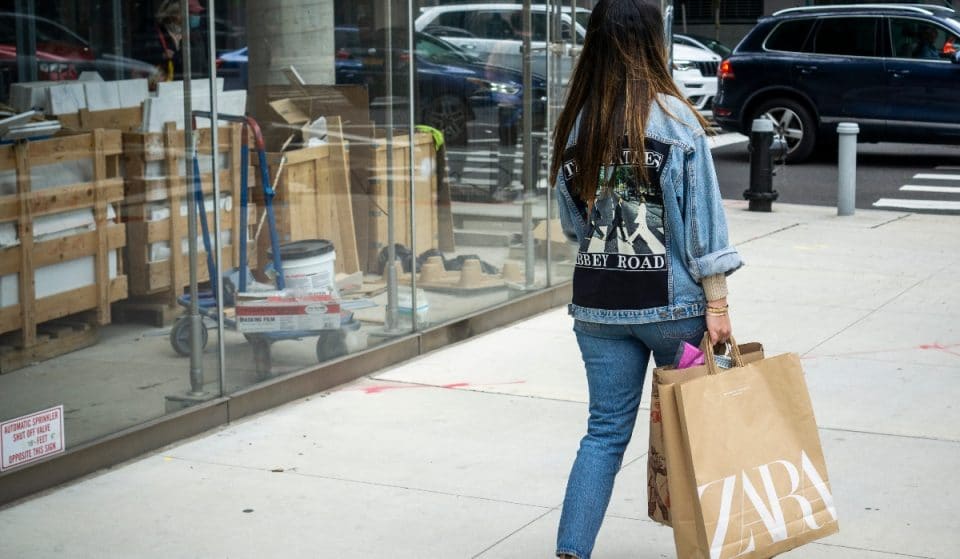 Las tiendas del grupo Inditex comienzan a cobrar por sus bolsas y sobres