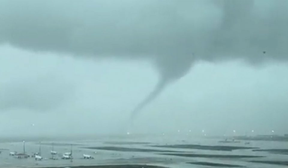 El temporal provoca este tornado en el aeropuerto de Barcelona