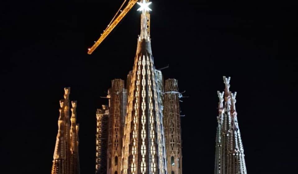 Dos torres de la Sagrada Familia se encienden hoy por primera vez