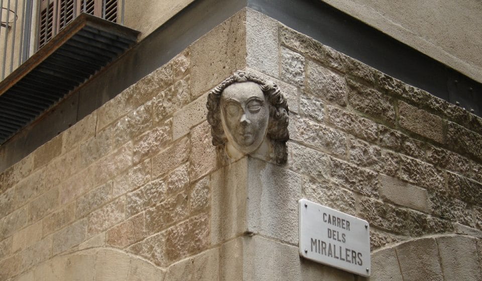 ¿Qué significan las carassas de las esquinas de Barcelona?