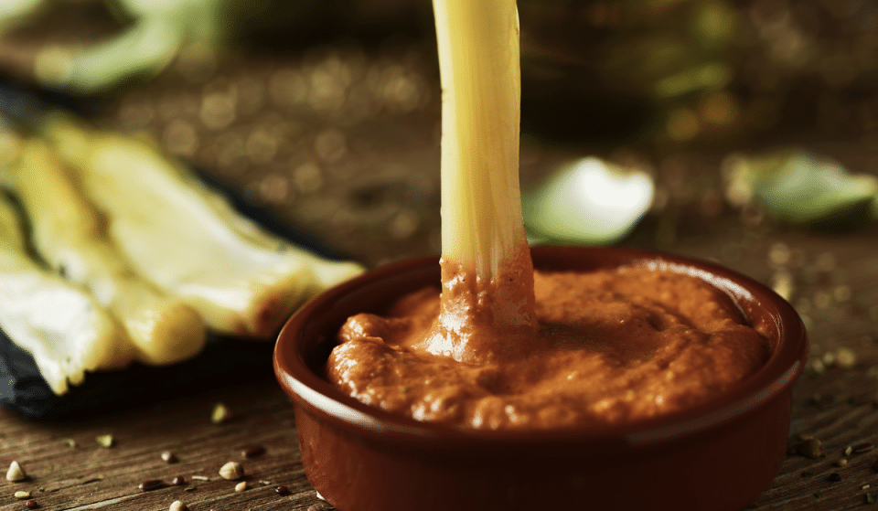 Así se prepara la verdadera salsa calçot