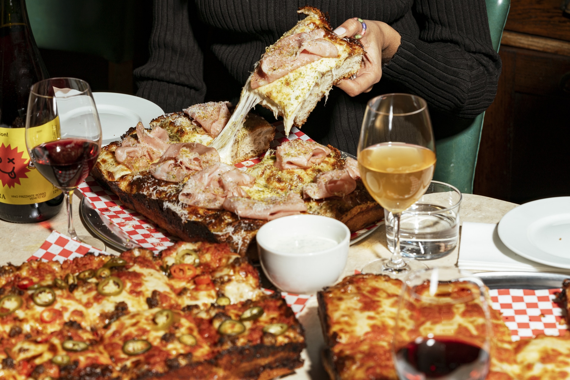 Las primera pizza estilo Detroit aterriza en la ciudad.