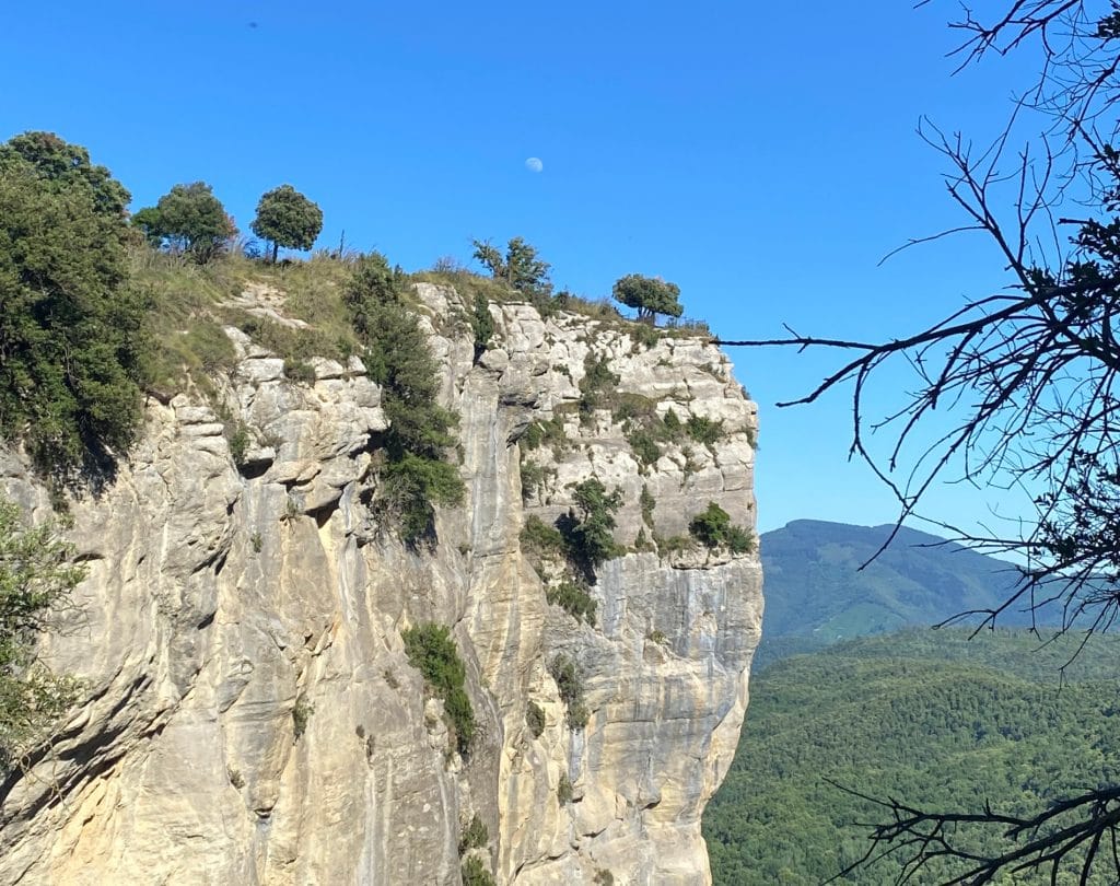 A una hora y media de Barcelona: la cascada más alta de Catalunya al lado de un pueblo medieval tiene más de 100 metros de altura