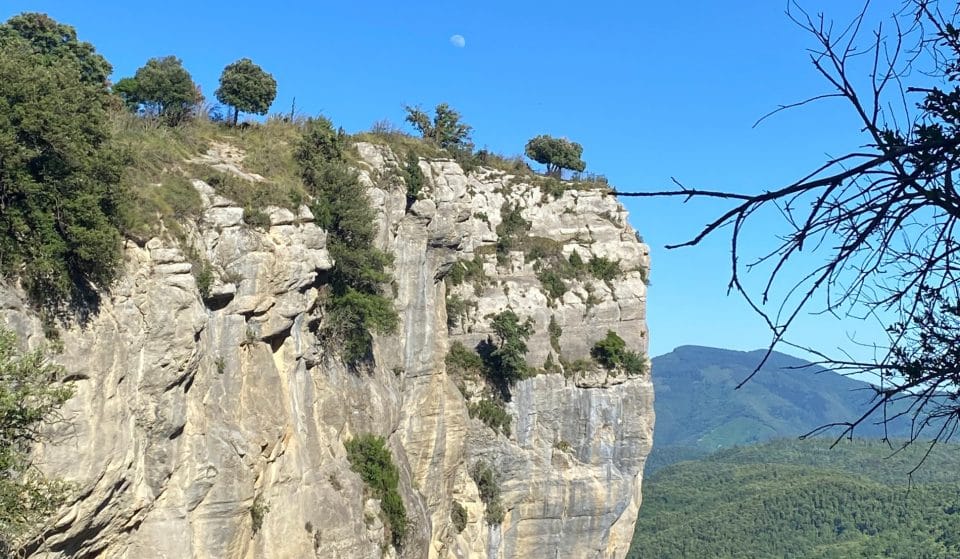 A una hora y media de Barcelona: la cascada más alta de Catalunya al lado de un pueblo medieval tiene más de 100 metros de altura