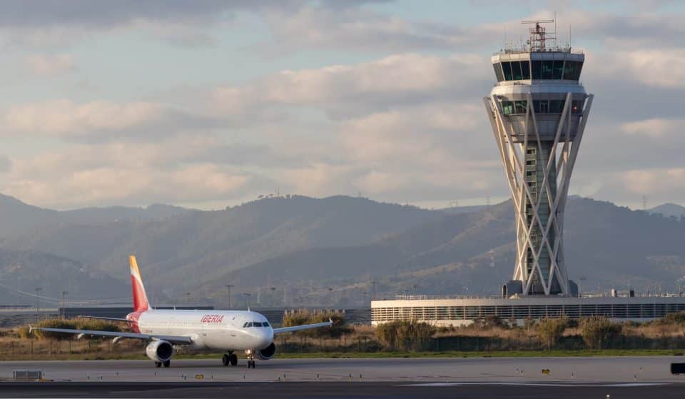 Un avión choca con una bandada de patos y tiene que realizar un aterrizaje de emergencia en Barcelona