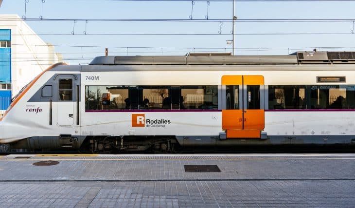 Wie man mit öffentlichen Verkehrsmitteln zu den Stränden außerhalb Barcelonas kommt: die 2 Linien entlang der katalanischen Küste (Fahrpläne und Taktung)