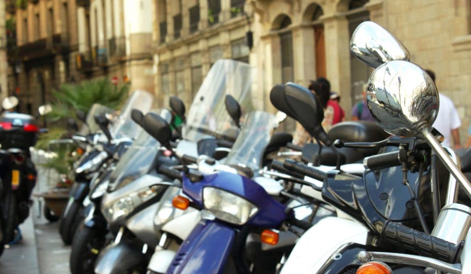 En BCN hay 90 mil motos mal aparcadas, ¿Cómo aparcarla bien?