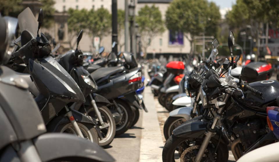 Adeus ao tubo de escape: Barcelona dá-lhe 600 euros e retira gratuitamente a sua velha motocicleta se a trocar por uma elétrica.