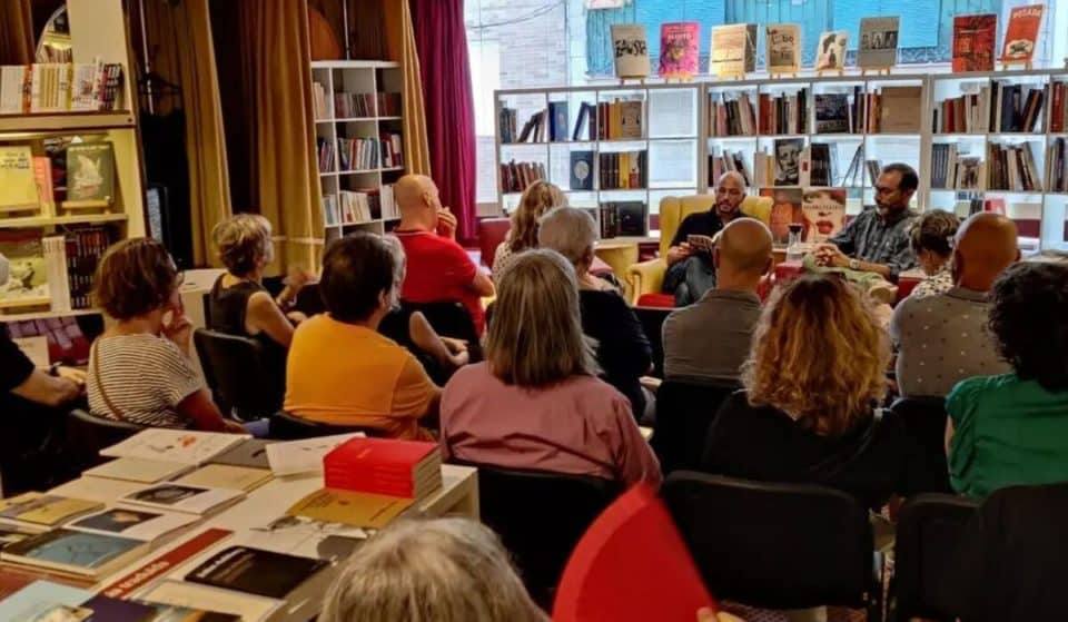 Una cadena humana trasladará los libros de la librería NoLlegiu a su nuevo local