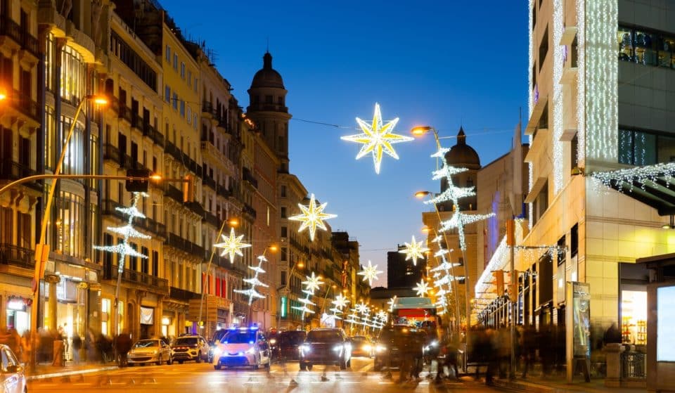 Os 126 km. de luzes de Natal 2025 em Barcelona: percursos temáticos através de 5 instalações de luz e uma Via Laietana que estreia as luzes de Natal