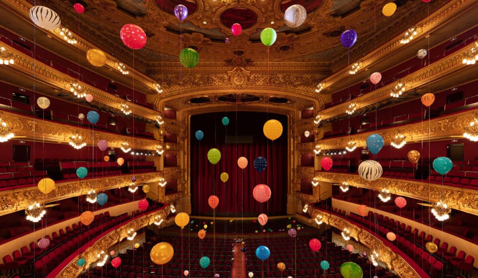 EL Liceu se llena con 800 globos de colores en una performance efímera