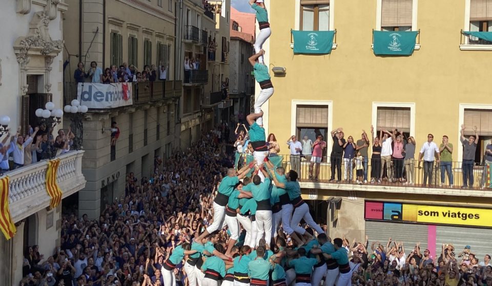 Els Castellers de Vilafranca aixequen un castell mai vist amb més de 600 persones