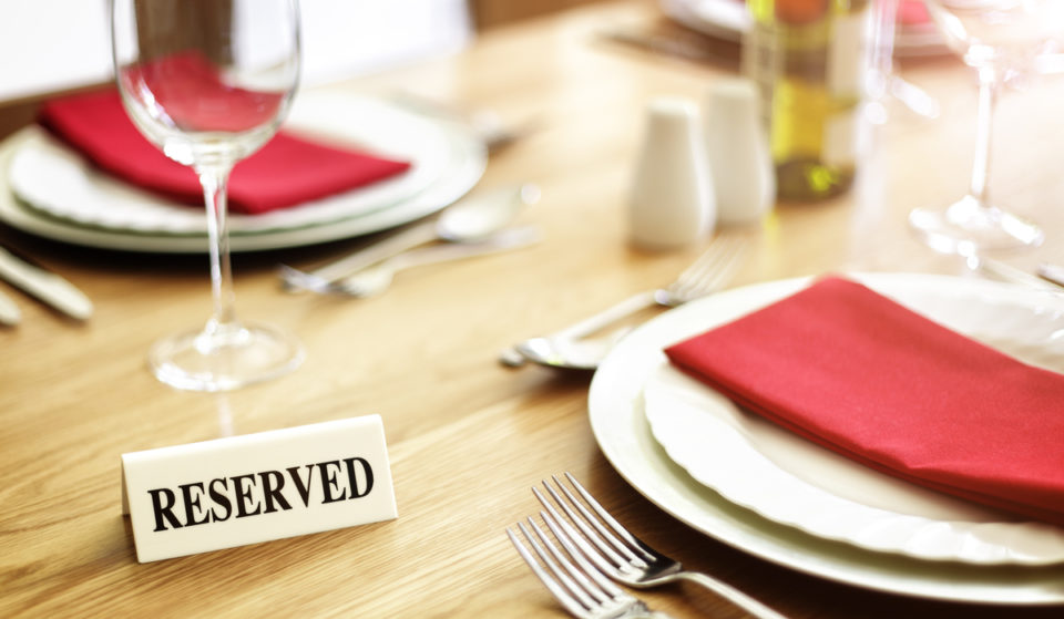 Algunos restaurantes catalanes se plantean cobrarte si faltas a tu reserva