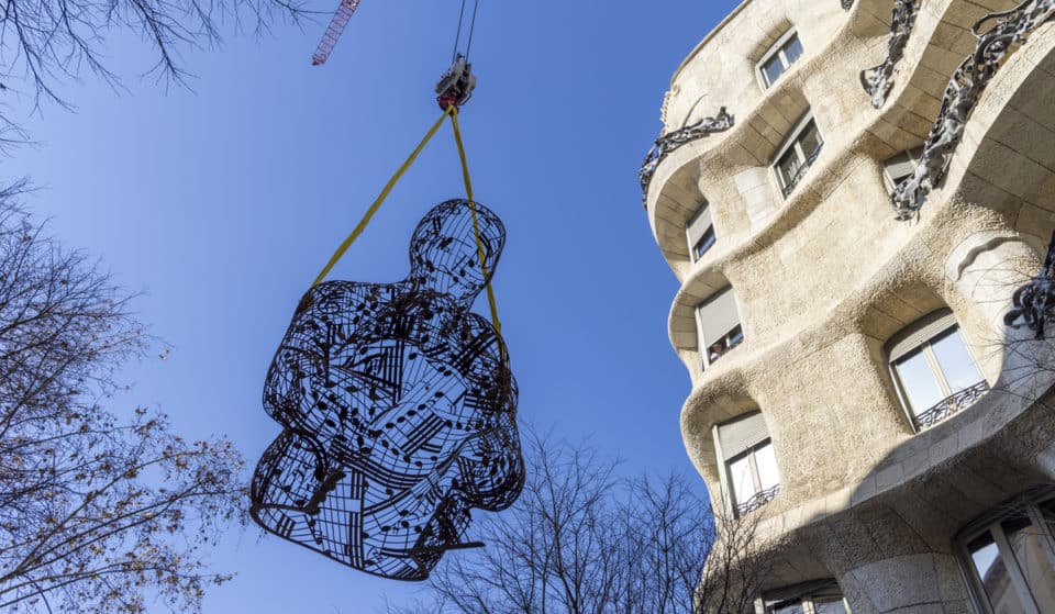 Plensa instala en el terrado de La Pedrera una figura de 200 kg. (VIDEO)