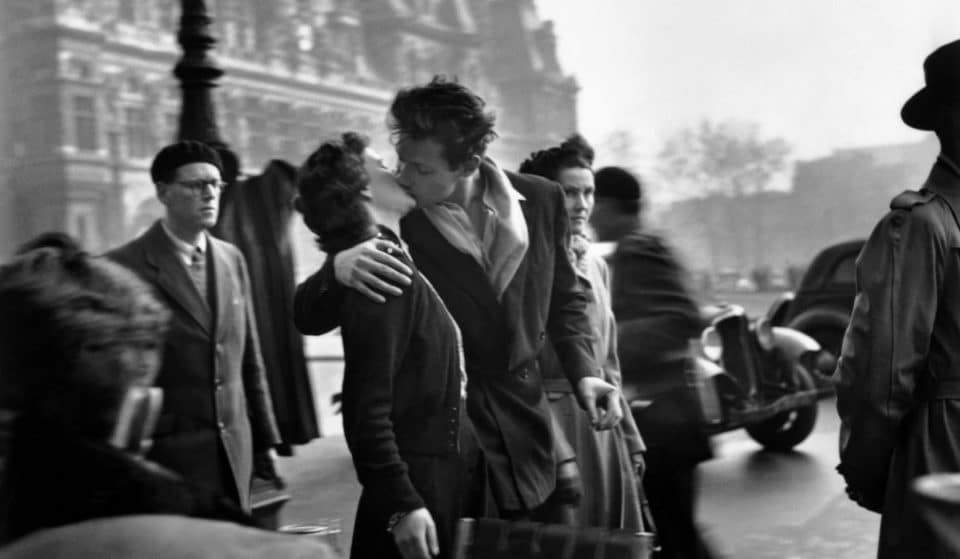 La fotografía del beso más famosa de la historia llega a BCN