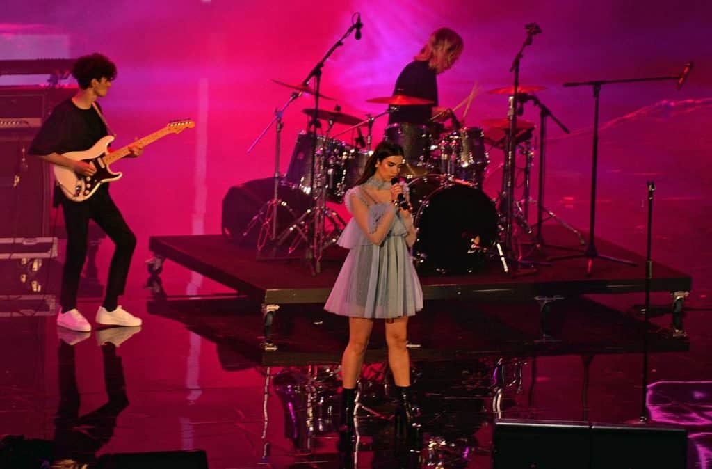 Dua Lipa visita Barcelona y aprende a beber con un porró