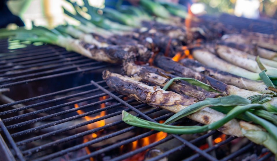 El barrio de Sants se convierte en una gran calçotada