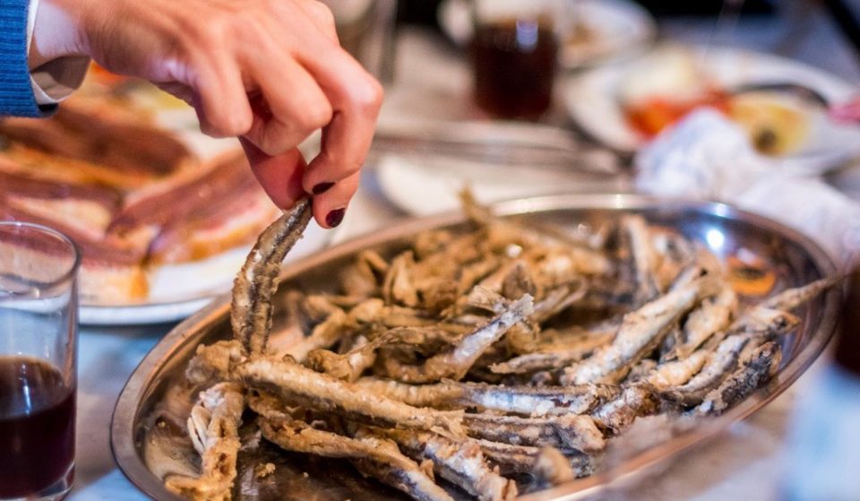 Barra lliure de peixet fregit al mític Bar La Plata pel seu 80è aniversari: quan serà la festa