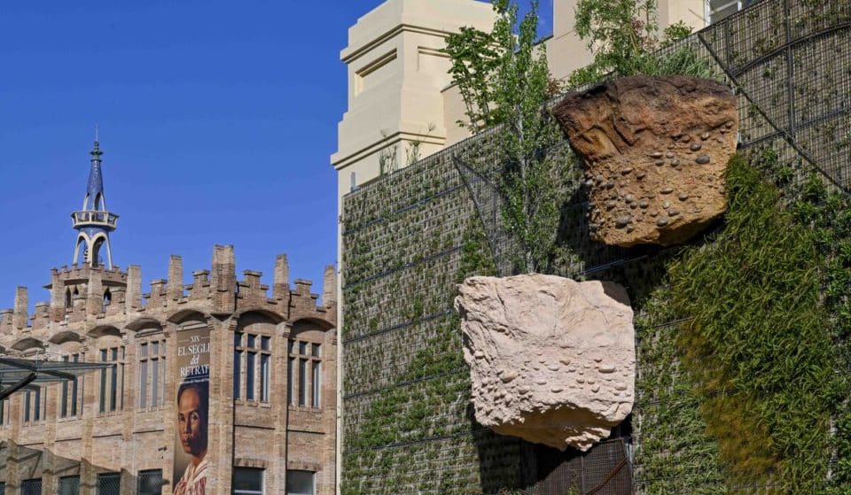 Así es el primer jardín vertical con árboles colgantes de Barcelona