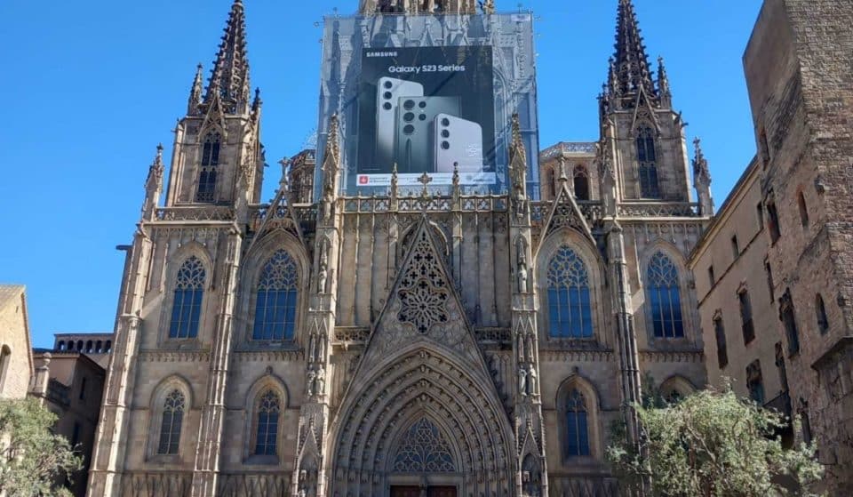 Un código QR le «quita» la lona publicitaria a la Catedral