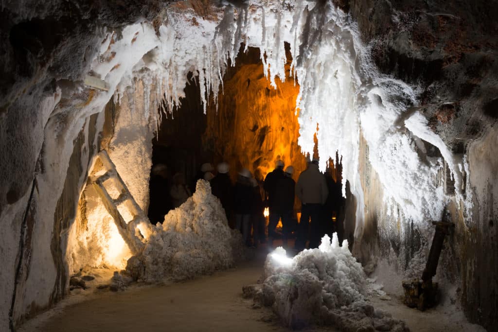 A poco más de una hora de Barcelona: la única montaña que crece con la lluvia tiene 200 km. de túneles y esconde una ‘Capilla Sixtina’ geológica en su interior