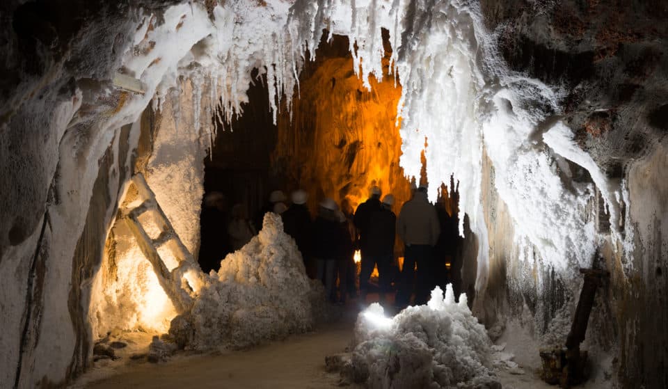 A poco più di un’ora da Barcellona: l’unica montagna che cresce con la pioggia ha 200 km di gallerie e nasconde al suo interno una “Cappella Sistina” geologica