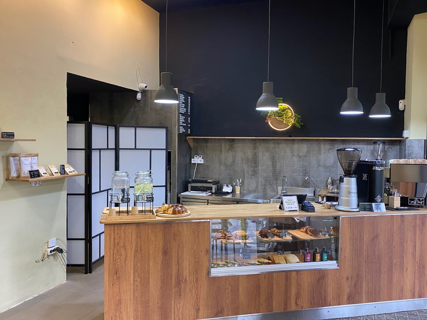 Bonsai Coffee & Matcha regala mini croissants de té matcha