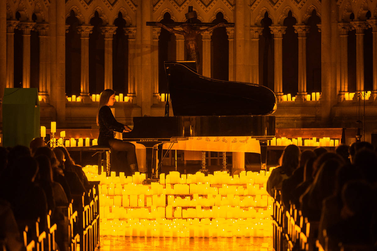 Concierto Candlelight de piano en la Parroquia de San Francisco de Sales en Barcelona: pianista al piano de cola, miles de velas y público