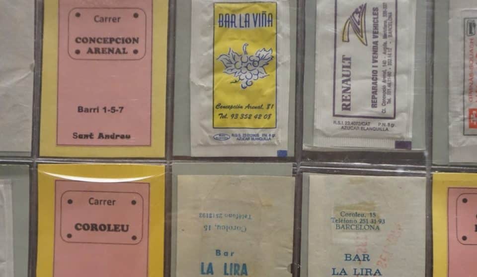 Así es la expo que explica la historia de un barrio de BCN a través de sobres de azúcar