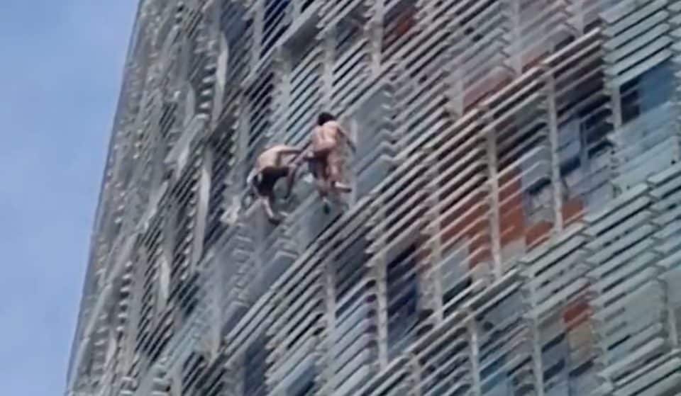 Dos personas escalan sin cuerdas ni arnés la Torre Agbar de Barcelona