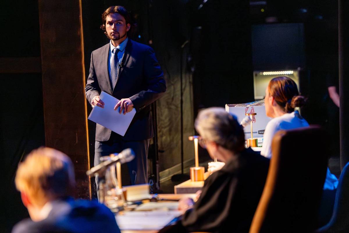 Mesa de jurado con juez y abogados, llamando al acusado de The Jury Experience