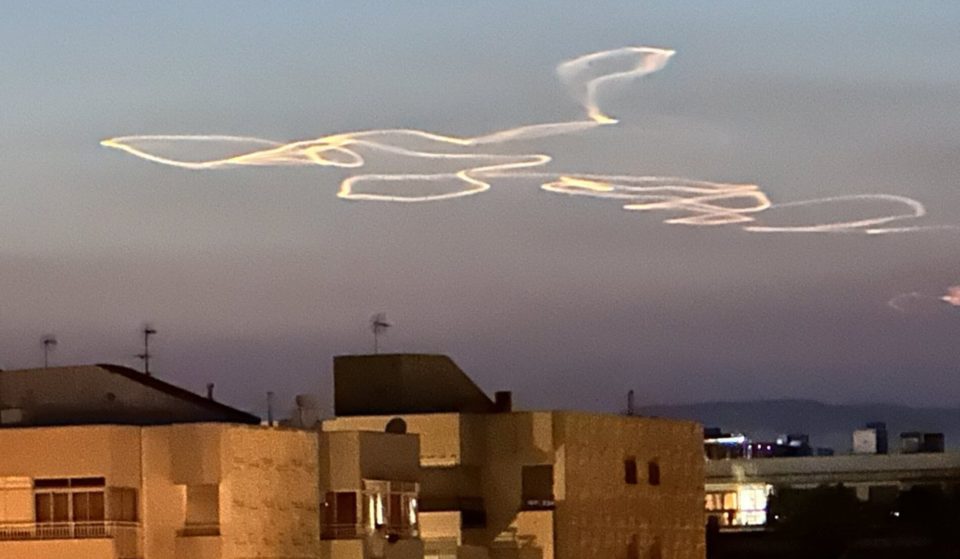 Las nubes vistas en Cataluña que vienen de un avión militar francés