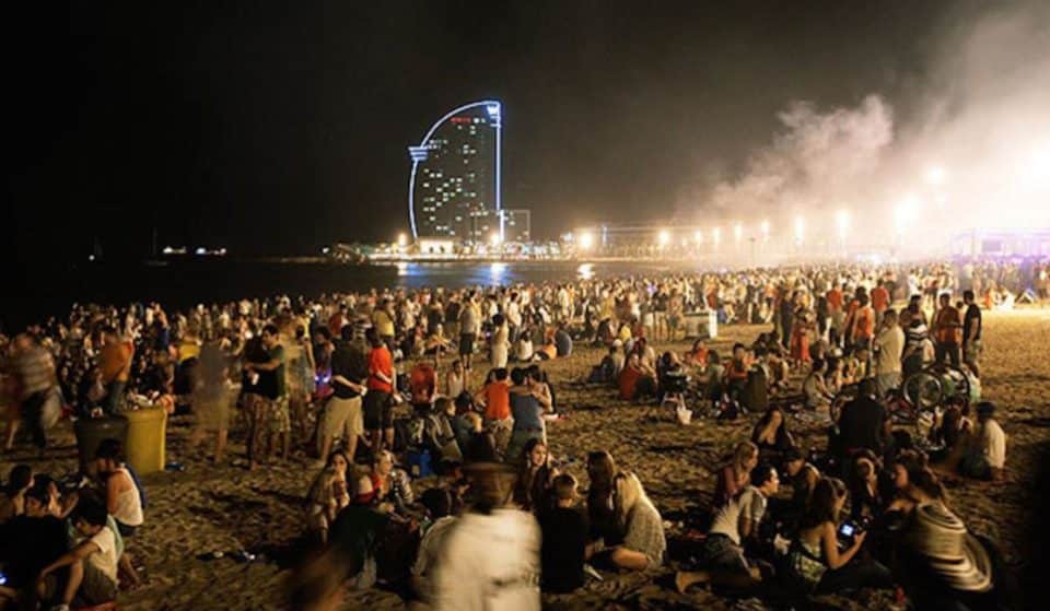 Barcelona prohíbe a los chiringuitos hacer fiestas por la verbena de San Juan 2024