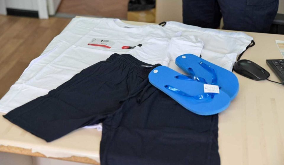 Chanclas, ropa y billete sencillo: El kit de la policía si te roban en la playa