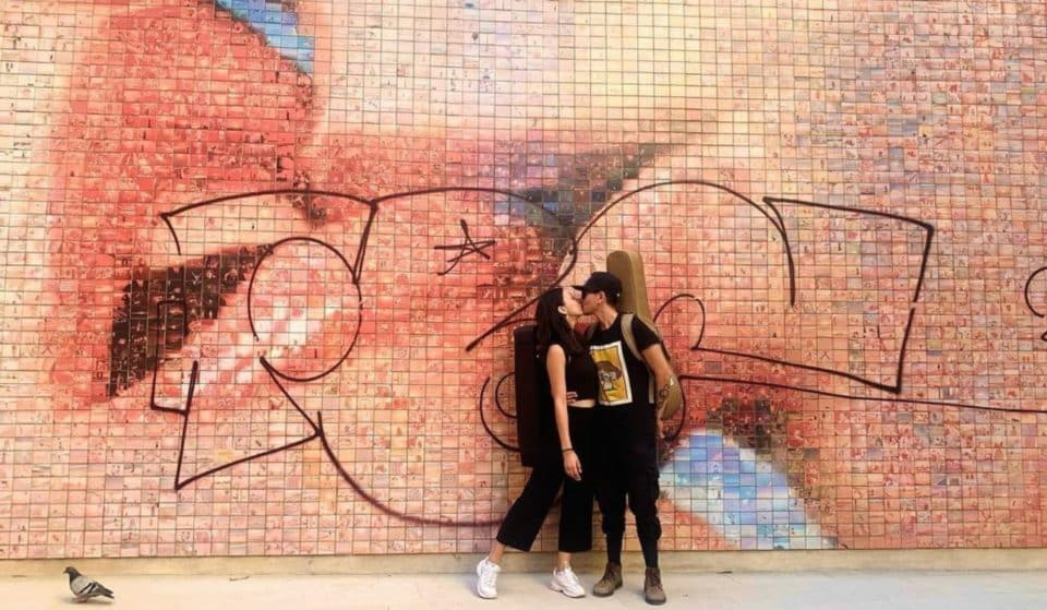 «El beso», el mural más famoso de Barcelona, aparece cubierto de pintadas