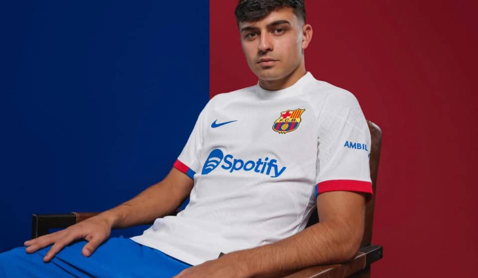 El Barça presenta una camiseta blanca para la próxima temporada