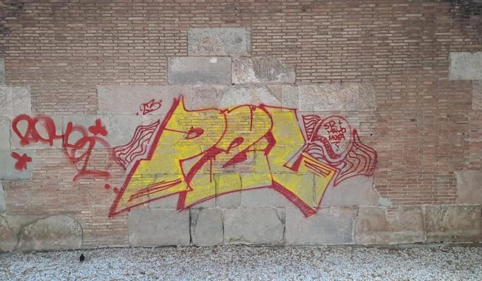 Aparece un grafiti en una pared de dos mil años de historia