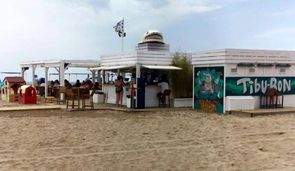 Birras por colillas: un chiringuito regala cerveza por limpiar la playa