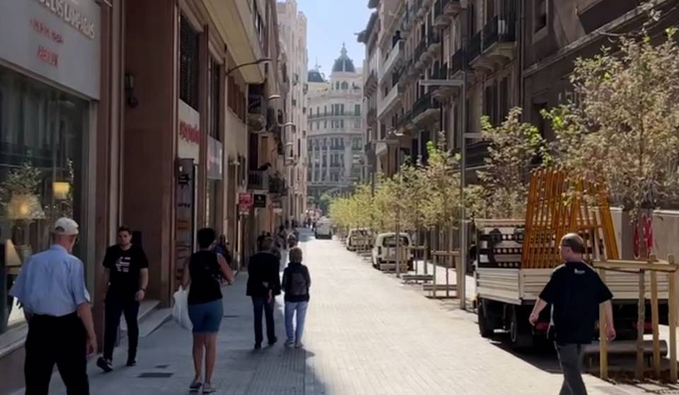 De calle gris a eje verde:  la calle Jonqueres da aire a Ciutat Vella