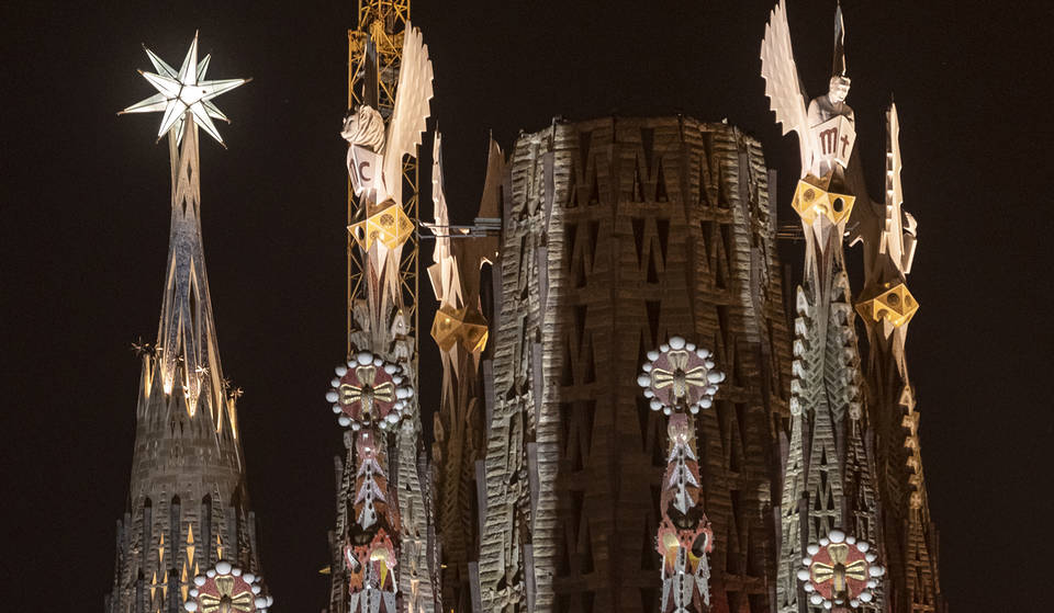 Así fue el encendido histórico de las luces de las torres de Sagrada Familia (VÍDEO)