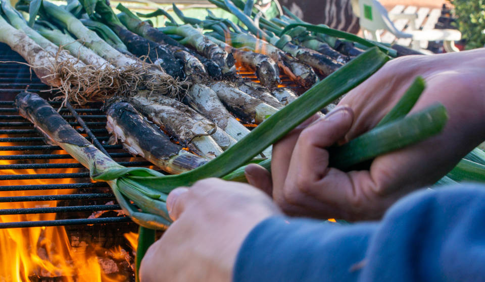 &#8216;Calçotades&#8217; cada sábado en las calles del distrito de Sants-Montjuïc en Barcelona