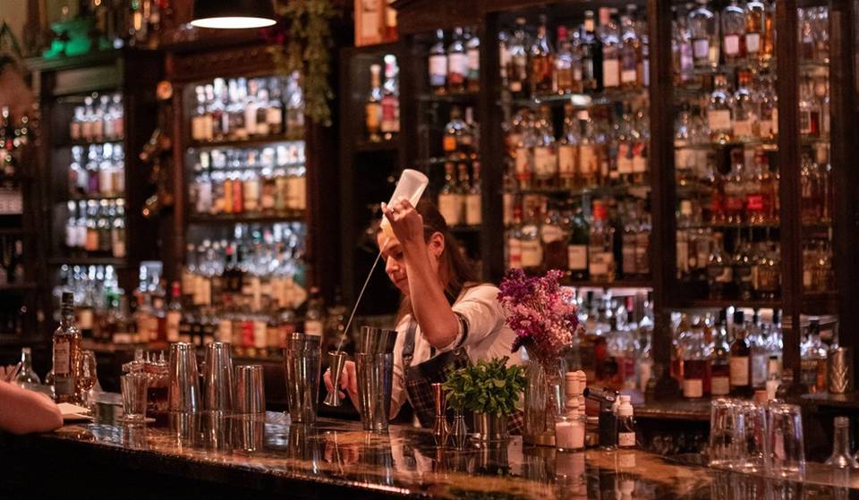 11 metros y 1.300 botellas de wiskis: así es la barra de bar más larga de Barcelona