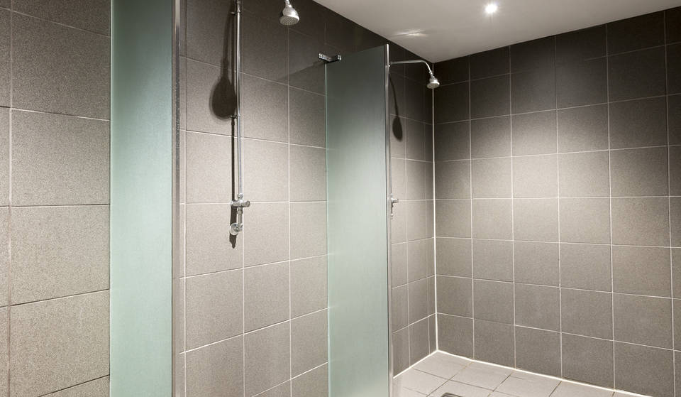 Duchas de 3 minutos: la propuesta de los gimnasios contra la sequía en BCN
