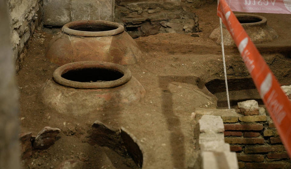 Aparece una fábrica de chocolate del s.XIX bajo un edificio medieval de Barcelona