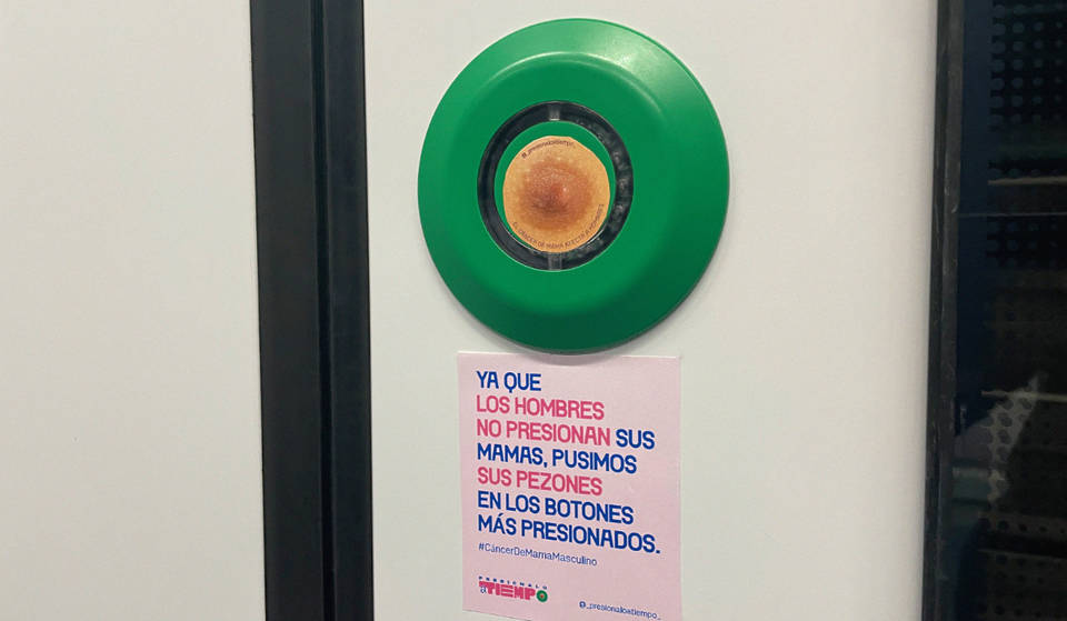 Pezones en el metro de Barcelona para visibilizar el cáncer de mama masculino