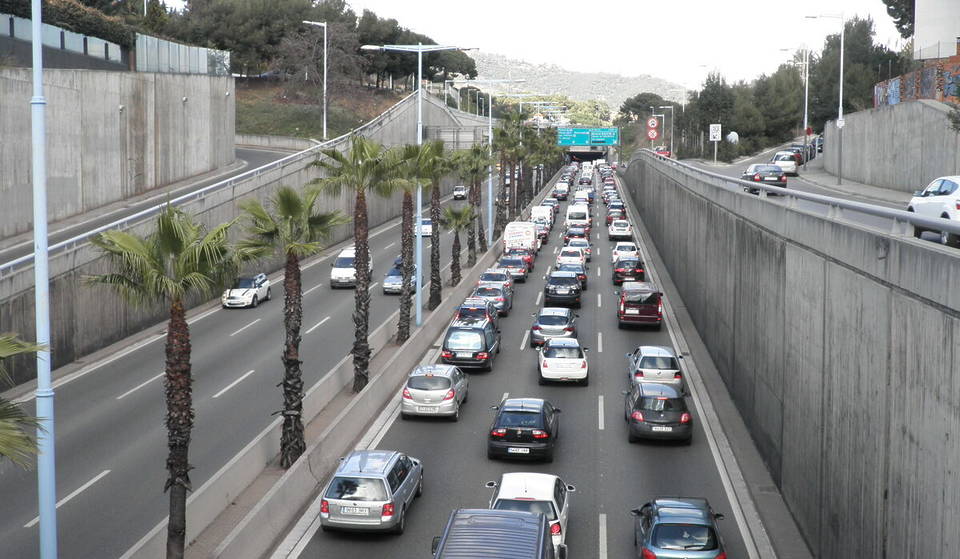Luci sempre accese sugli scooter, casco obbligatorio per le biciclette, guanti sulle moto e addio al parcheggio sulle strisce pedonali: ecco come la DGT sta cambiando il traffico a Barcellona.