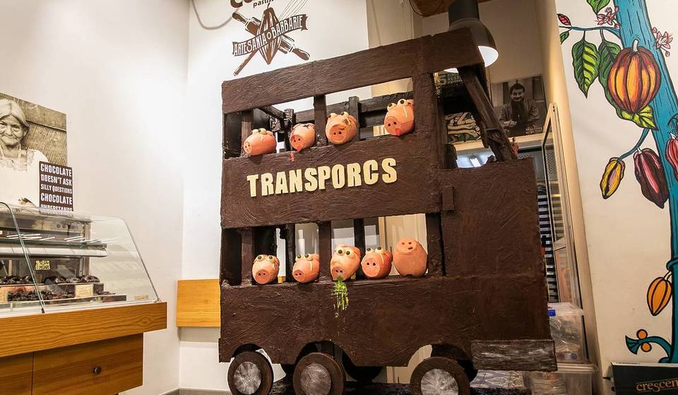 200 kilos de cerdos… de chocolate: así es la mona más grande de Catalunya