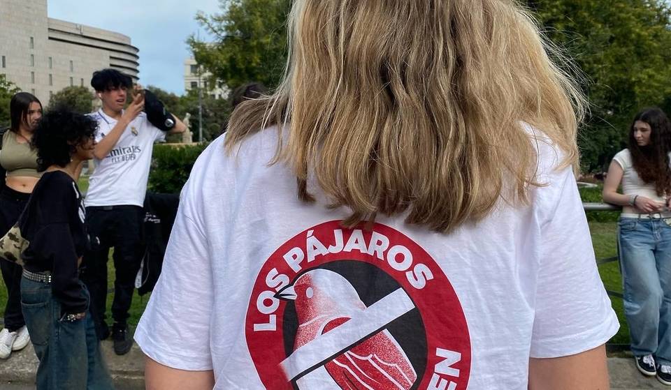 Así fue la manifestación contra los pájaros este domingo en Pl. Catalunya