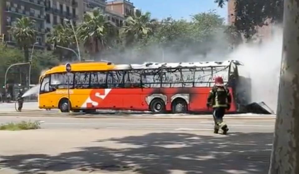 Incendio de un bus en Barcelona: calles cortadas y vecinos confinados