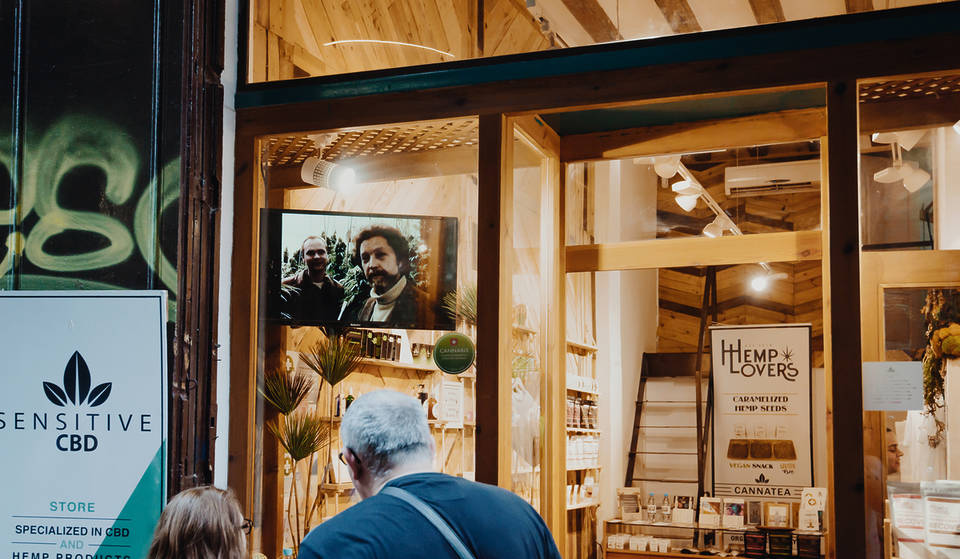 Ni cannabis, ni manicura, ni carcasas: los comercios ahora prohibidos en Ciutat Vella